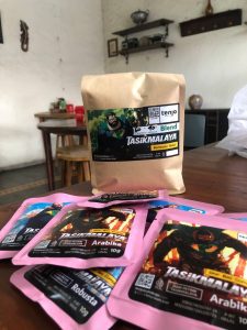 Pelajari ritual ngopi sebagai strategi bertahan hidup. Dari fungsi teknis kafein hingga alat transisi fokus, temukan makna kopi jujur di Tenjobumi Kopi.