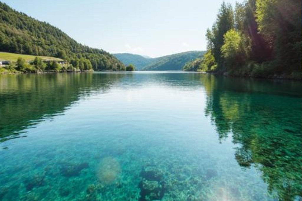 Membandingkan kesuksesan pengelolaan air di Jerman dengan ironi krisis air di Indonesia. Mengapa air bersih jadi komoditas mahal? Temukan jawabannya di sini.