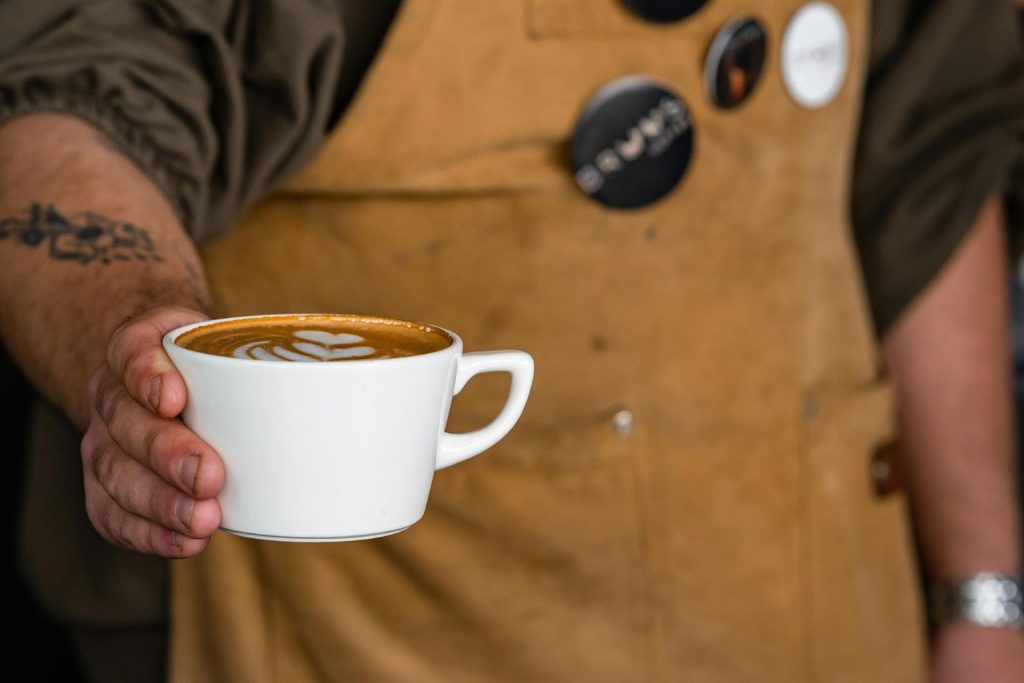 Mengenal tradisi Caffè Sospeso atau Kopi Cantol: gerakan beli satu gantung satu untuk membantu sesama secara anonim di warung kopi dan kedai nasi lokal.