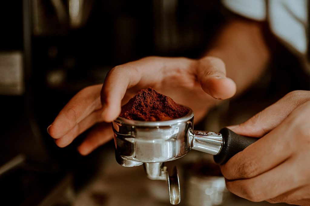 Penelitian terbaru: Kopi Arabika mengandung Caffaldehydes yang mampu hambat lonjakan gula darah lebih kuat dari obat medis. Temukan cara sehat kelola diabetes.