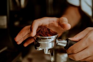 Penelitian terbaru: Kopi Arabika mengandung Caffaldehydes yang mampu hambat lonjakan gula darah lebih kuat dari obat medis. Temukan cara sehat kelola diabetes.