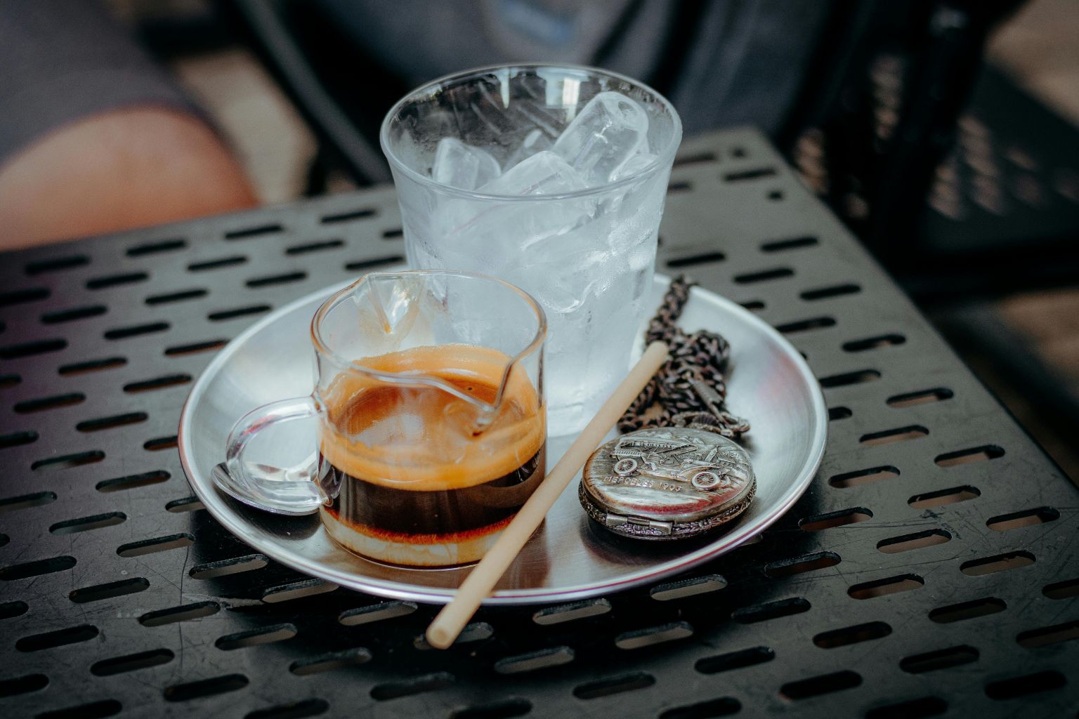 Tenjo_Bumi_kopi_Espresso_DanangHamid (4) segelas espresso dan es, kombinasi yang biasanya jadi tradisi di kafe tertentu menuju kesempurnaan rasa/