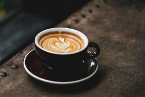 Seni dalam Sepersekian Detik: Mengapa Kita Peduli pada Visual Kopi?