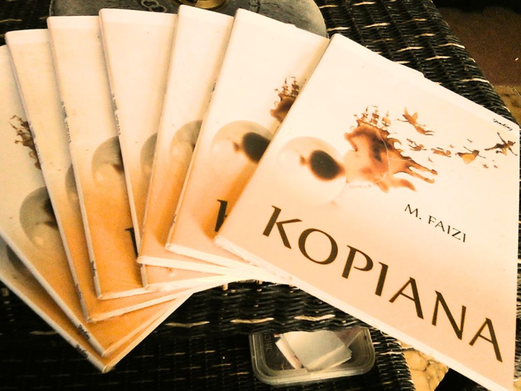 "Kopiana", buku ini, adalah buku puisi yang memandang kopi dari berbagai sudut. Di dalamnya, kopi ditinjau tidak sekadar minuman biasa, melainkan juga minuman yang memiliki nilai sakral dengan latar sejarah panjang, bahkan berkait-kelidan dengan ritual-ritual keagamaan.