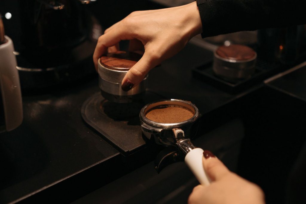 Hilangnya tamper mungkin terdengar sepele. Namun siapa pun yang pernah mencarinya lima menit sebelum kafe buka atau saat rasa kantuk pagi belum hilang pasti tahu betapa dramatisnya kejadian tersebut.
