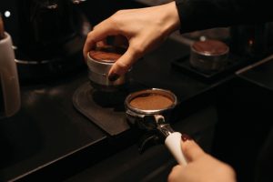 Hilangnya tamper mungkin terdengar sepele. Namun siapa pun yang pernah mencarinya lima menit sebelum kafe buka atau saat rasa kantuk pagi belum hilang pasti tahu betapa dramatisnya kejadian tersebut.