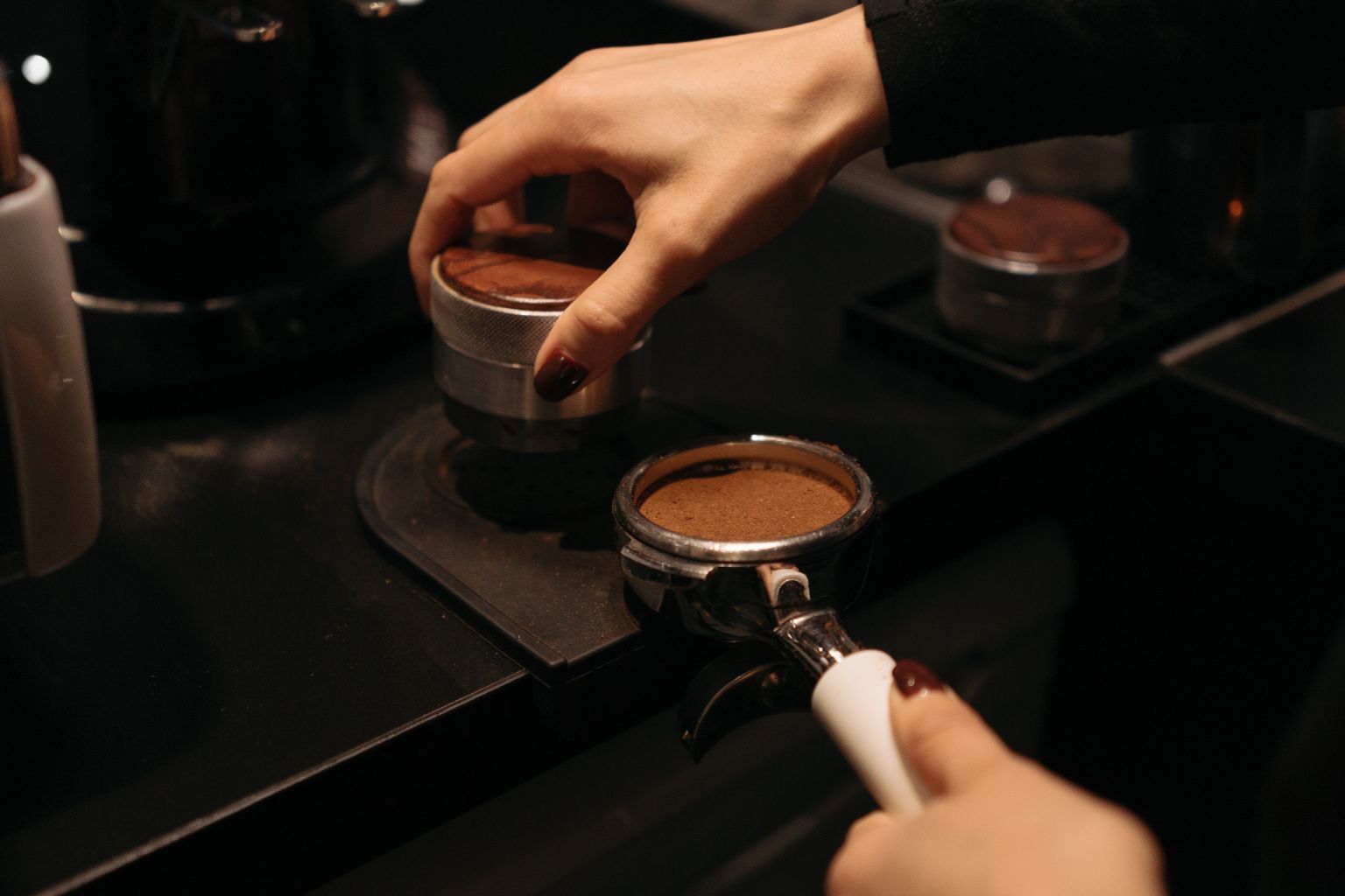 Hilangnya tamper mungkin terdengar sepele. Namun siapa pun yang pernah mencarinya lima menit sebelum kafe buka atau saat rasa kantuk pagi belum hilang pasti tahu betapa dramatisnya kejadian tersebut.