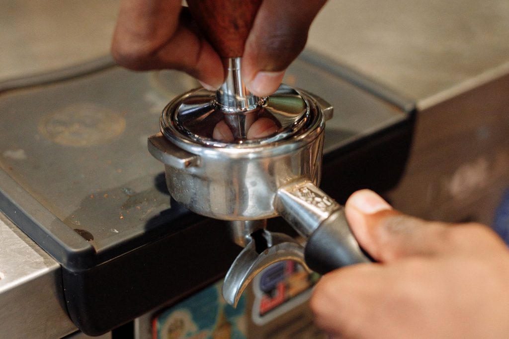 Kehilangan tamper itu emang lucu kalau diceritakan, tapi bikin nangis kalau dialami pas kafe lagi ramai atau pas kamu lagi pengen banget ngopi di pagi hari.
