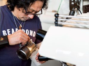 Dirty Latte umumnya dikreditkan kepada Katsuyuki Tanaka, pemilik kedai kopi legendaris Bear Pond Espresso di kawasan Shimokitazawa, Tokyo. Minuman ini diciptakan sekitar tahun 2010.